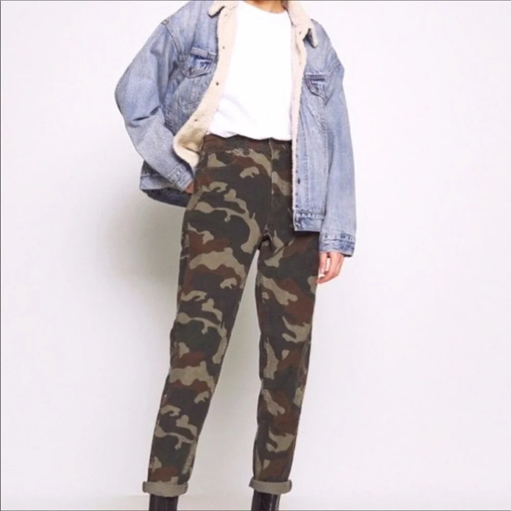 American Eagle Camo Print Corduroy Mom Jeans 2 v6x